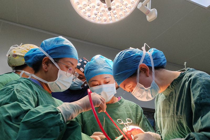 援藏隊員開展手術(shù)。