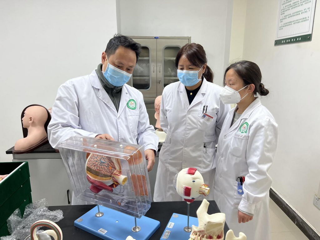 重慶援藏醫(yī)療專家開展“師帶徒”工作。