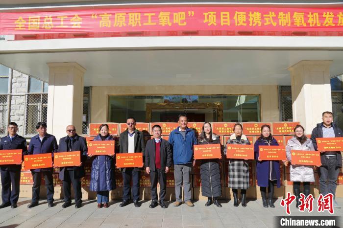 圖為發(fā)放儀式現(xiàn)場。　王李 攝