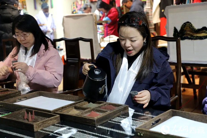 游客在“雅礱里”文化藝術(shù)街區(qū)非遺展館體驗制作藏香。在工作人員的指導(dǎo)下，游客親手揉搓香泥、壓制成型，感受藏族傳統(tǒng)非遺技藝的魅力。人民網(wǎng)記者 吳雨仁攝