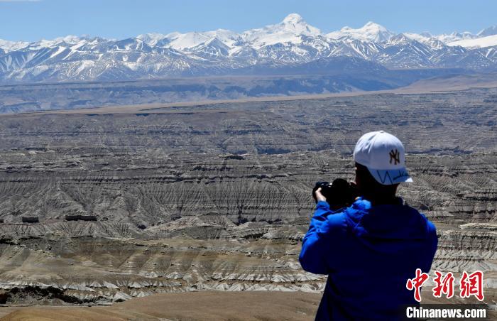 4月5日，游客在觀景臺(tái)拍攝札達(dá)土林?！±盍?攝