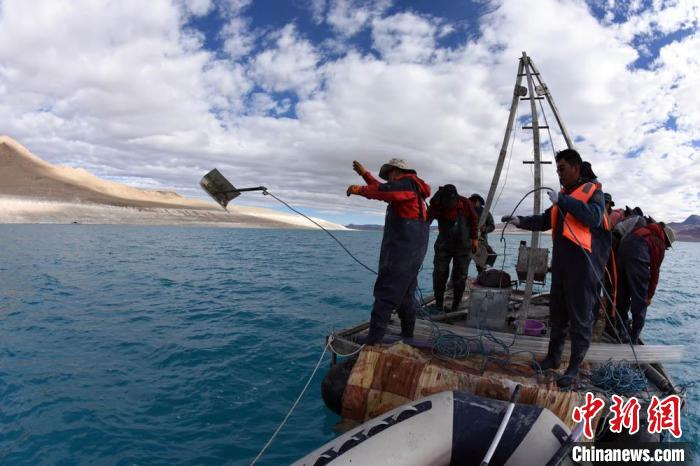 科考隊員在湖泊鉆探平臺上拋固定平臺的錨?！?lt;a target='_blank' ><p  align=
