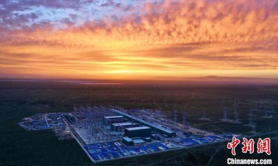 圖為朝霞下的青南換流站?！?guó)網(wǎng)青海檢修公司供圖 　　