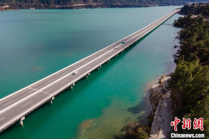 資料圖為西藏拉薩至林芝高等級(jí)公路多布湖風(fēng)光?！〗w波 攝