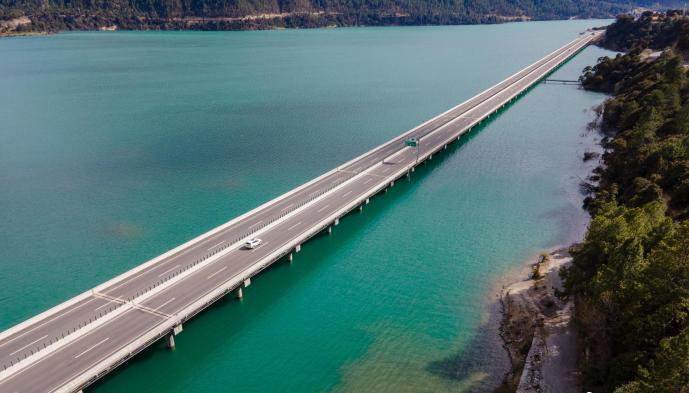 資料圖為西藏拉薩至林芝高等級公路多布湖風(fēng)光。　江飛波 攝