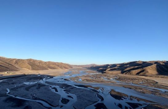 圖為三江源腹地，黃河流經(jīng)達(dá)日縣。（資料圖） 孫睿 攝 　　