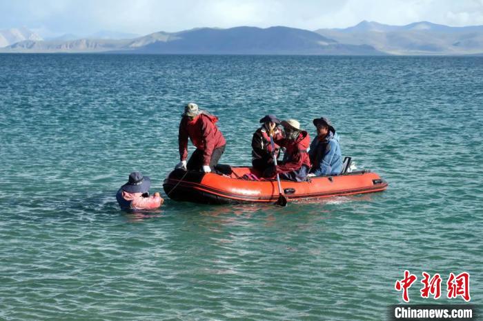 科考隊員乘充氣快艇考察扎日南木錯歸來?！?lt;a target='_blank' ><p  align=