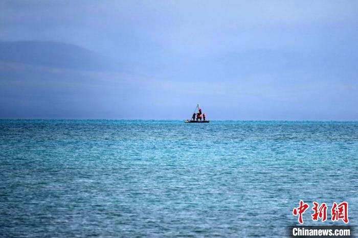 從岸邊營(yíng)地以長(zhǎng)焦鏡頭遠(yuǎn)眺，科考隊(duì)員在巴木錯(cuò)作業(yè)。　<a target='_blank' ><p  align=