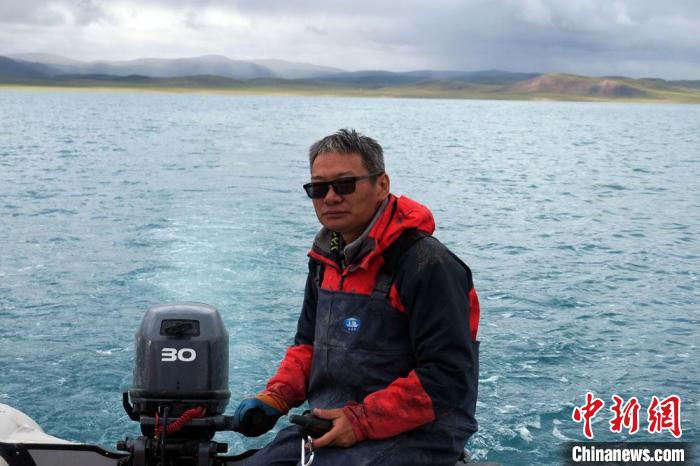 本次科考領隊、中科院青藏高原所侯居峙研究員駕駛充氣快艇。　<a target='_blank' ><p  align=