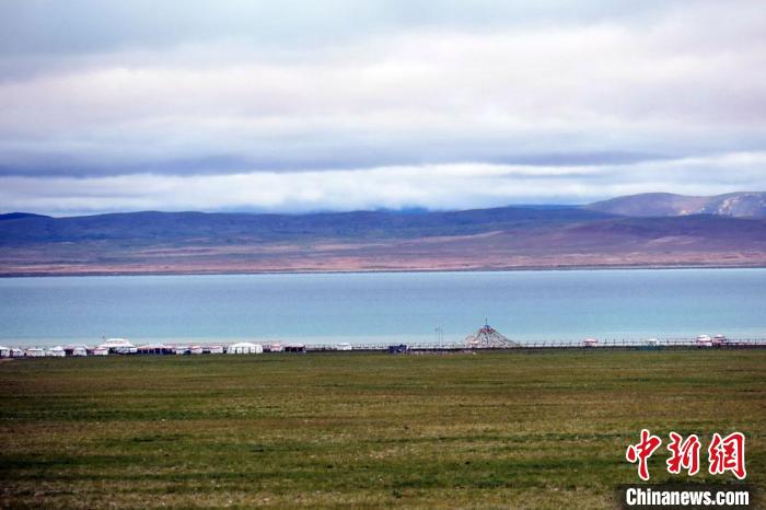 西藏安多縣茲格塘錯岸邊帳篷林立，旅游業(yè)發(fā)展勢頭良好?！?lt;a target='_blank' ><p  align=