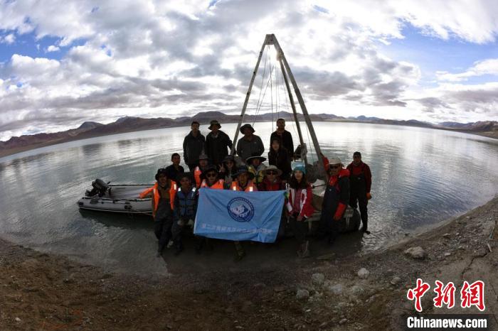 科考隊(duì)員在結(jié)則茶卡湖岸邊合影?！?lt;a target='_blank' ><p  align=
