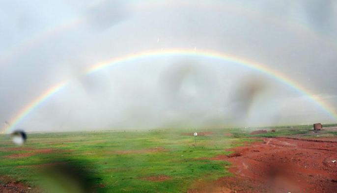 科考隊(duì)員在茲格塘錯(cuò)采樣返程途中，高原風(fēng)雨彩虹送行?！?lt;a target='_blank' ><p  align=