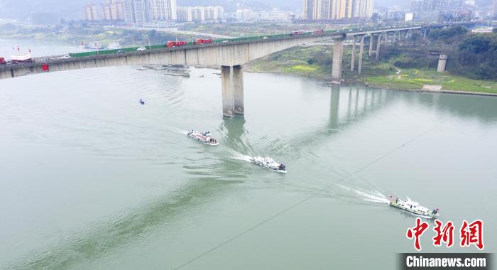 聯(lián)合巡江守護(hù)活動現(xiàn)場?！〗部h融媒體中心 攝