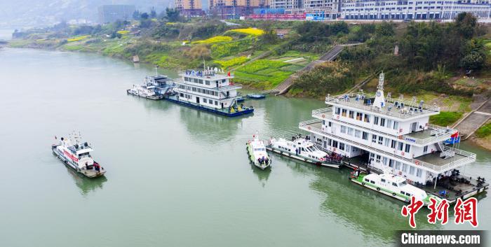 聯(lián)合巡江守護(hù)活動現(xiàn)場?！〗部h融媒體中心 攝