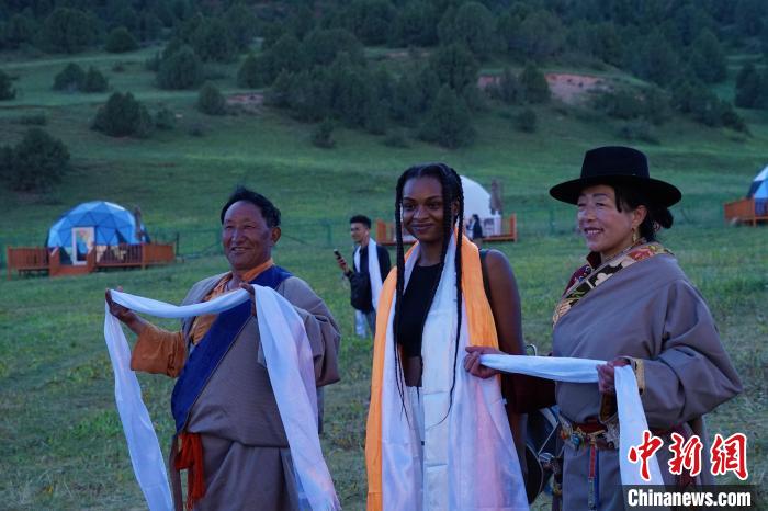 圖為當(dāng)?shù)孛癖娕c外籍留學(xué)生合影留念?！●R銘言 攝