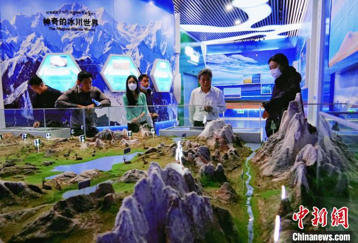 圖為中外嘉賓在玉樹(shù)州博物館內(nèi)參觀?！●R銘言 攝