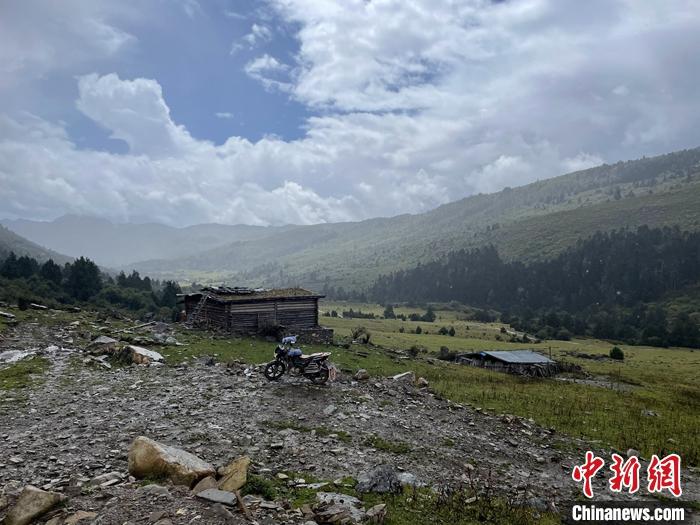 圖為9月28日一輛停在牧場上的摩托車。 <a target='_blank' href='/'><p  align=