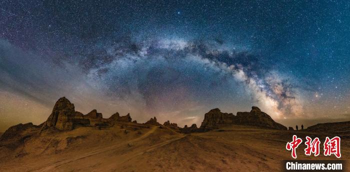 資料圖為冷湖賽什騰山天文臺址的星空。　冷湖工業(yè)園區(qū)供圖