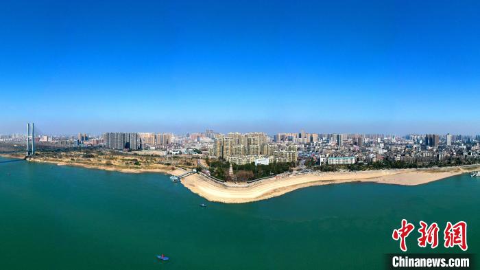 荊州市內(nèi)的荊江大堤。(資料圖) 湯偉 攝