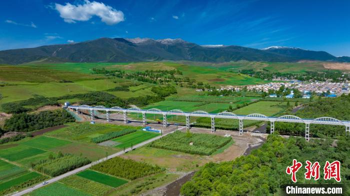 圖為引大濟(jì)湟西干渠的渡槽。(資料圖) 青海省水利廳 供圖