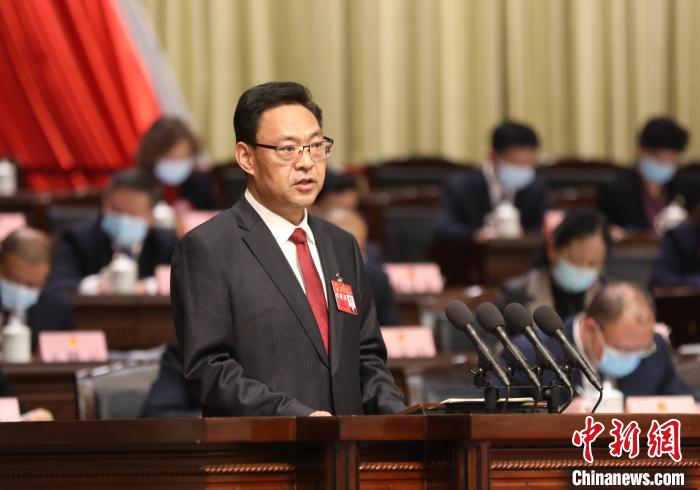 圖為青海省西寧市人民政府代市長(zhǎng)石建平作政府工作報(bào)告?！∑钤鲚?攝