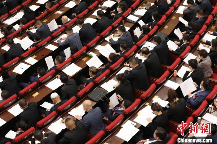 圖為會(huì)議現(xiàn)場(chǎng)，參會(huì)代表正在聽取政府工作報(bào)告。　祁增蓓 攝