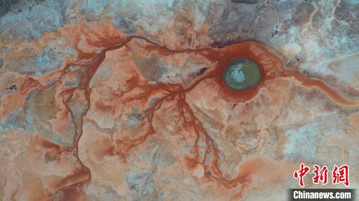 圖為海西州境內(nèi)的“網(wǎng)紅”景點(diǎn)“惡魔之眼”?！≮w凜松 攝