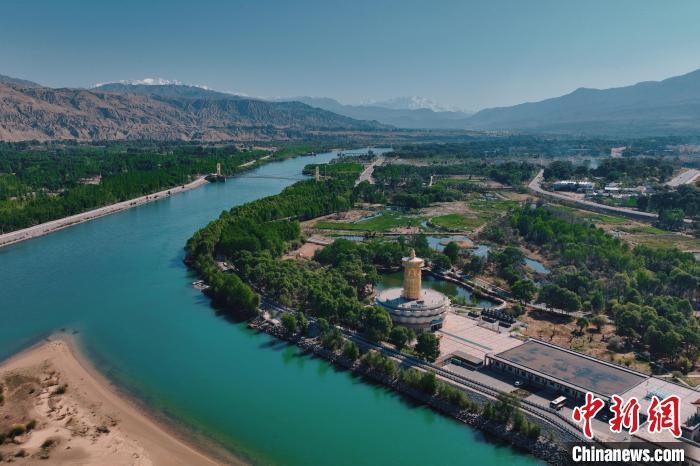 航拍青海貴德黃河岸畔綠意濃濃?！≮w凜松 攝
