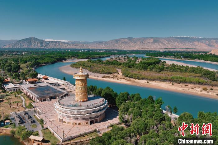 航拍青海貴德黃河岸畔綠意濃濃。　趙凜松 攝