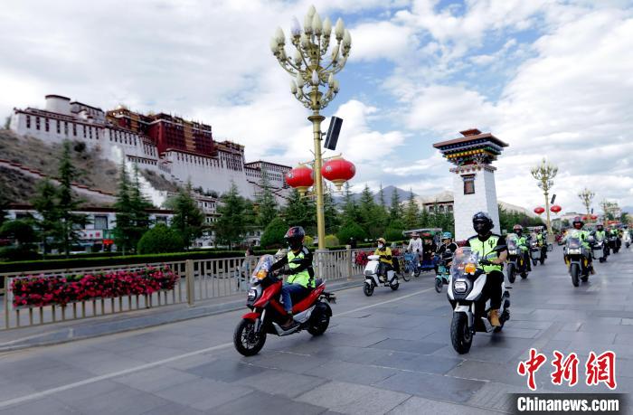 圖為2023年極地G219集結(jié)賽暨金卡納場地賽選手途經(jīng)拉薩布達拉宮?！∮文恋厍蚬﹫D