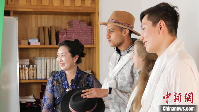 圖為留學(xué)生們正在直播帶貨?！≈x牧 攝