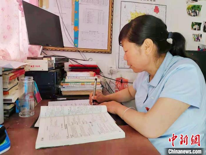 甘肅環(huán)縣“全能老師”堅守“麻雀學校”：學生在，我就在