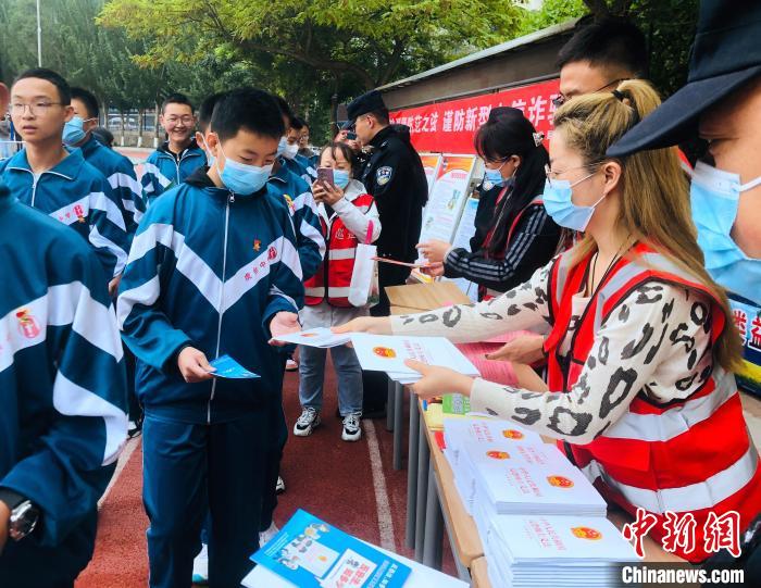 圖為西寧市法制宣傳進校園?！∥鲗幨谐俏鲄^(qū)供圖