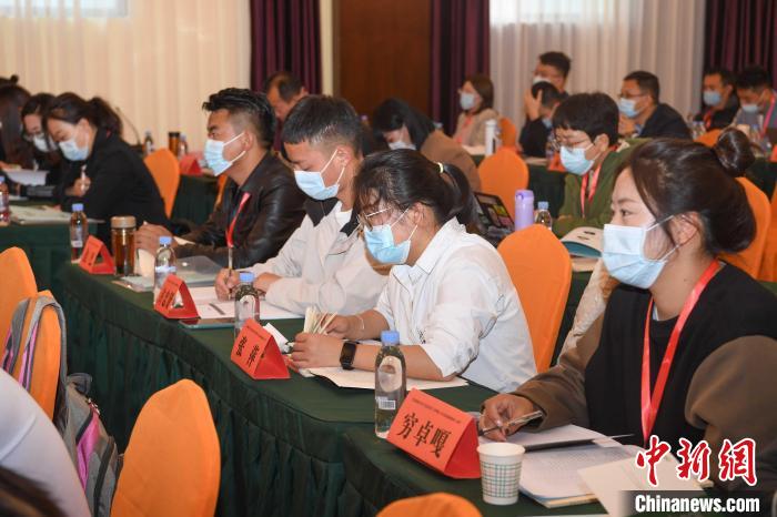 圖為第十五期全國預防青少年違法犯罪工作理論與務實高級研修班學員正在上課?！∝暩聛硭?攝