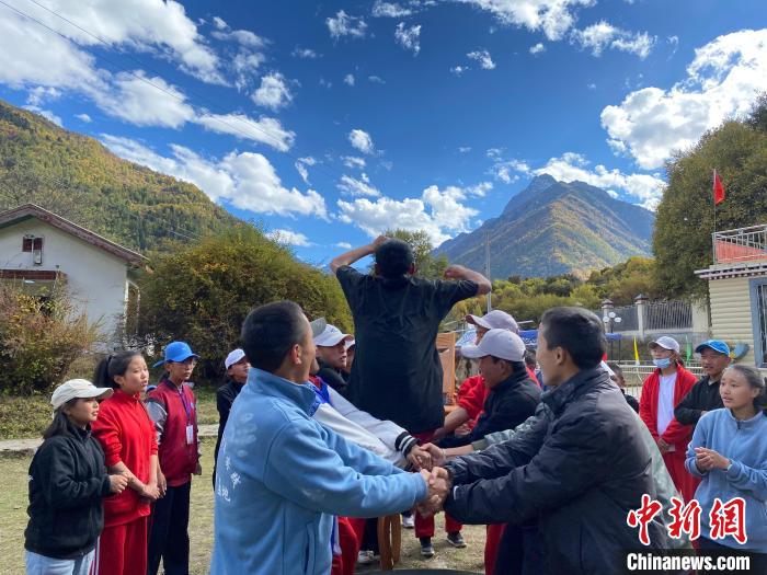 圖為學生們在西藏巴松措青少年活動營地開展趣味活動?！∥鞑厍嗌倌陮嵺`教育基地供圖