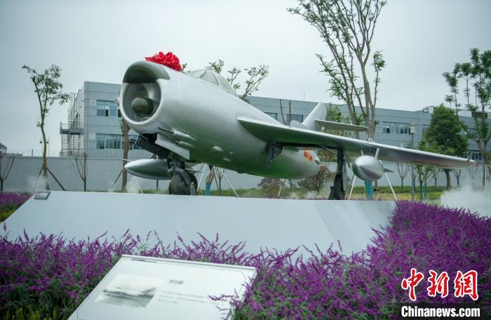 園林式戰(zhàn)斗機(jī)博物館內(nèi)展示的“殲5甲”飛機(jī)?！⒅铱?攝