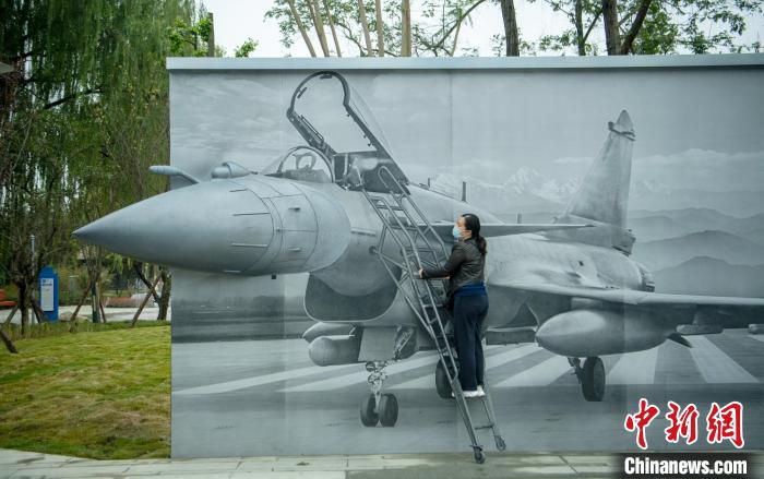 “猛龍出擊”互動墻前市民體驗登機場景?！⒅铱?攝