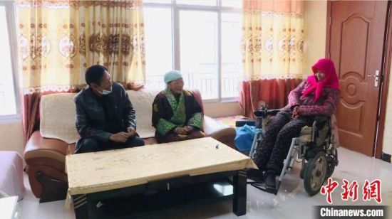 圖為仁欠卓瑪一家在房間里愉快的聊天?！《继m縣委宣傳部 供圖 　　