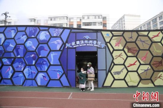 圖為西寧市第一中學(xué)濕地科普宣教館?！±罱瓕?攝