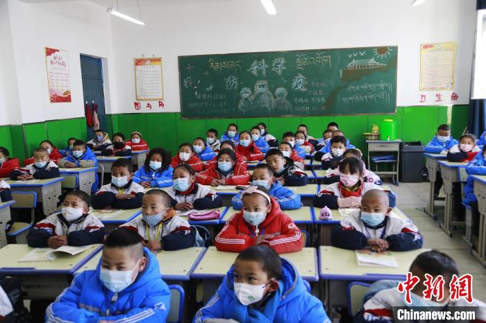 圖為正在上課的學(xué)生?！●R銘言 攝