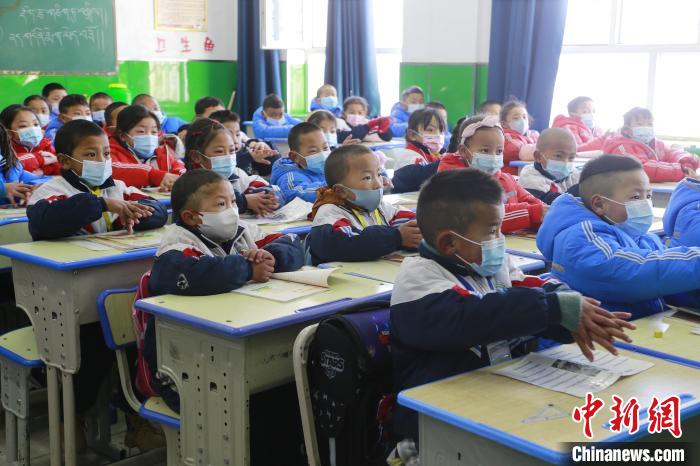 圖為學(xué)生學(xué)習(xí)七步洗手法。　馬銘言 攝