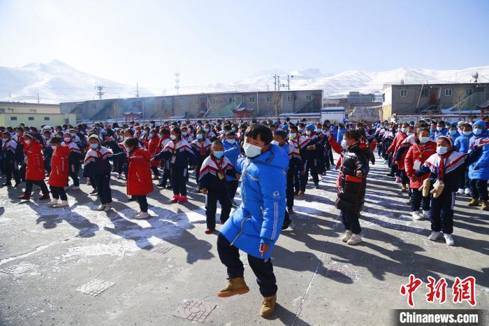 圖為學(xué)生跳起歡快的藏族舞蹈迎接新學(xué)期?！●R銘言 攝