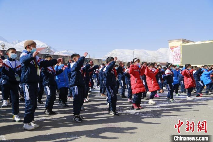 圖為學(xué)生跳起歡快的藏族舞蹈迎接新學(xué)期?！●R銘言 攝