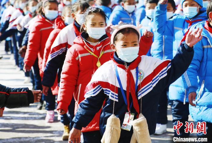 圖為學(xué)生跳起歡快的藏族舞蹈迎接新學(xué)期?！●R銘言 攝