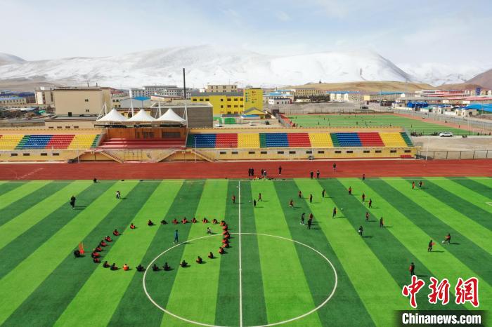 航拍曲麻萊縣足球場?！●R銘言 攝