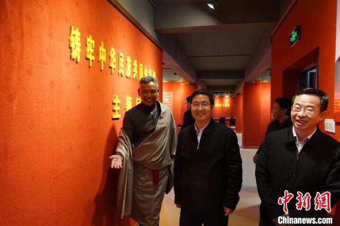 資料圖為參觀鑄牢中華民族共同體意識(shí)主題展?！『F龍 攝