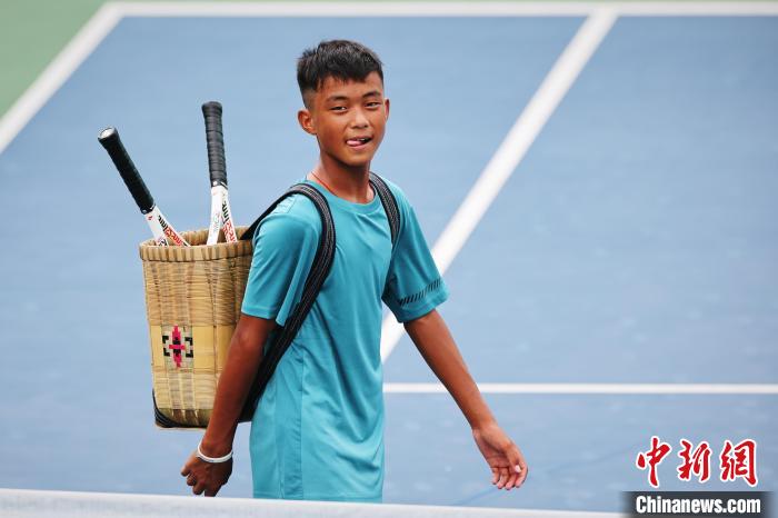 王發(fā)背著背簍在賽場上?！±罱ㄋ?攝