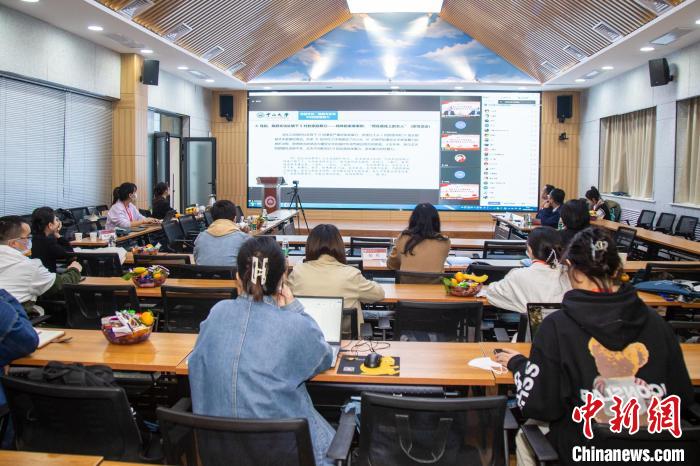 圖為論壇會議現(xiàn)場?！⊥瑬|放 攝