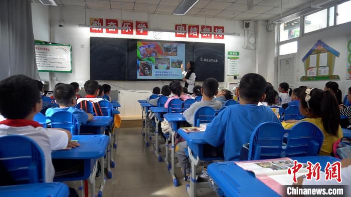 正在上課的學(xué)生?！√茊⒑?攝