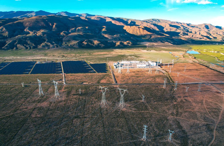 阿里與藏中電網(wǎng)聯(lián)網(wǎng)工程和沿線光伏電站。趙清鵬攝